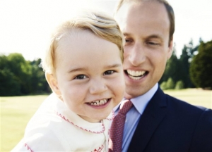 Ο πρίγκιπας Γεώργιος χαμογελά πλατιά και γιορτάζει τα δύο του χρόνια