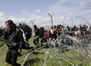 Νέα ένταση στην Ειδομένη - Και πάλι προς τον φράχτη οι πρόσφυγες