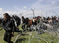Νέα ένταση στην Ειδομένη - Και πάλι προς τον φράχτη οι πρόσφυγες