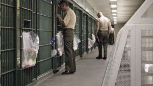Prison outbreak: Κρατούμενοι μετέδωσαν ο ένας στον άλλο κορωνοϊό για να αποφυλακιστούν!