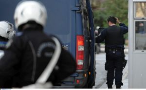 Θεσσαλονίκη – ΤΩΡΑ: Επεισόδια έξω από το γήπεδο της Τούμπας – Οπαδοί πέταξαν βόμβες μολότοφ στα ΜΑΤ