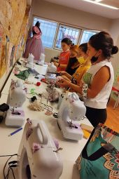 Τα κορίτσια του ΚΔΑΠ Παιδόκοσμος φτιάχνουν κοκαλάκια/ Scruchies για καλό σκοπό!