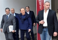 Ένα μήνα μετά, ο Σίλβιο Μπερλουσκόνι πήρε εξιτήριο