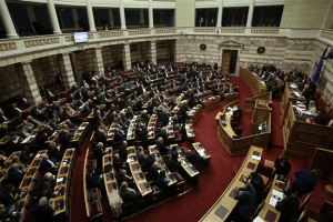 Συνωστισμός στην αίθουσα 131 της Βουλής για την δικογραφία Novartis