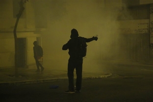 Θεσσαλονίκη: «Βροχή» από μολότοφ τη νύχτα στο κέντρο της πόλης