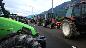 Κλιμακωτές κινητοποιήσεις από τους αγρότες – Μένουν στα μπλόκα