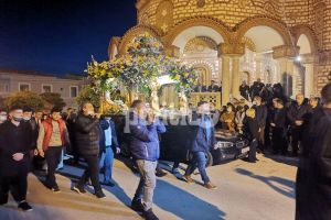 Πλήθος κόσμου στην περιφορά του Επιταφίου στα Νέα Μουδανιά (pics)