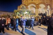 Πλήθος κόσμου στην περιφορά του Επιταφίου στα Νέα Μουδανιά (pics)