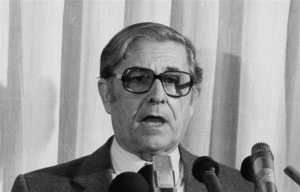 Πέθανε ο καθηγητής και πρώην υπουργός Απόστολος Λάζαρης