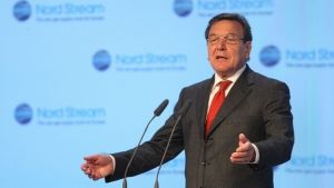 Σρέντερ: Να μην παρασυρθούν κα οι Ευρωπαίοι στον ψυχρό εμπορικό πόλεμο ΗΠΑ-Κίνας
