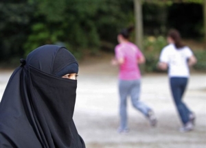 Ελβετία: Υπερψήφισε οριακά την απαγόρευση της μπούρκας