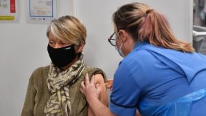 Ηνωμένο Βασίλειο: Περιμένει εμβόλια για τις δεύτερες δόσεις