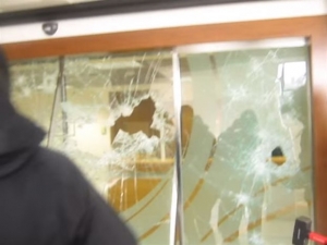 Βίντεο με την επίθεση του Ρουβίκωνα στα γραφεία του Τειρεσία