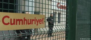 DW-Δημοσιογράφοι Cumhuriyet: «Δεν τo βάζουμε κάτω»