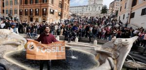 Ιταλία: Aκτιβιστές έριξαν μαύρο υγρό στο σιντριβάνι της Πιάτσα ντι Σπάνια