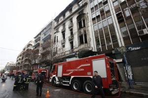 Πυρκαγιά στη συμβολή των οδών Πανεπιστημίου και Μπενάκη