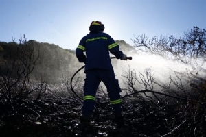 Φωτιά σε χορτολιβαδική έκταση στα Καλύβια Αττικής