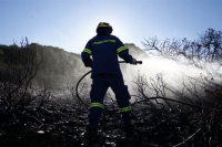 Φωτιά σε χορτολιβαδική έκταση στα Καλύβια Αττικής