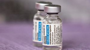 Johnson &amp; Johnson: Ξανά ξεκινάνε οι εμβολιασμοί στις ΗΠΑ
