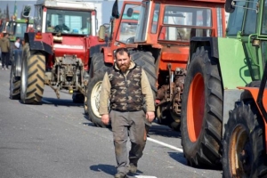 Ένταση μεταξύ αγροτών και ΜΑΤ στο υπουργείο Αγροτικής Ανάπτυξης