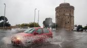 Κακοκαιρία Θεσσαλονίκη: Σε ποτάμια μετατράπηκαν οι δρόμοι