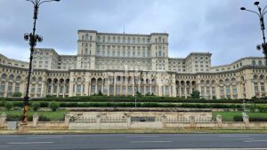 Η POLITIC στη Ρουμανία: Ο εθνικιστής Σιμιόν στην τελική μάχη για την Προεδρία – Διχασμός, ρωσική ανάμειξη και πολιτική πόλωση