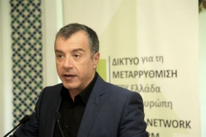 <div>Θεοδωράκης: «Ενα χρόνο από τότε που "η ελπίδα έρχεται" όλα μοιάζουν θλιβερά»</div>