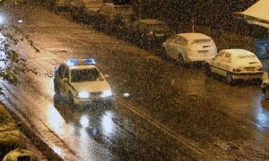 Χιονίζει στο κέντρο της Αθήνας