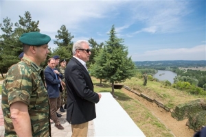 Στρατιωτικούς σχηματισμούς στη Λάρισα επισκέπτεται ο Αβραμόπουλος