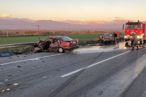Κιλκίς: Σύγκρουση τριών οχημάτων στην ΠΑΘΕ - Τέσσερις τραυματίες, απεγκλωβίστηκε ο ένας