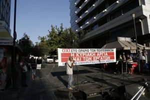 Λίγα ανοικτά καταστήματα, περιορισμένη κίνηση και απεργία των υπαλλήλων