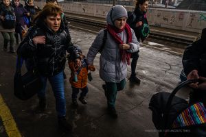 Κίεβο: Οδοφράγματα και στήσιμο άμυνας – Χιλιάδες εγκαταλείπουν το Ιρπίν – Εικόνες σκληρού πολέμου