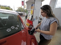 Bloomberg: Οι Έλληνες πληρώνουν το 3,3% του εισοδήματός τους για αμόλυβδη