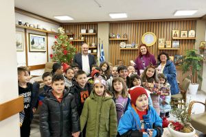 Χριστουγεννιάτικα κάλαντα στον Δήμαρχο Κιλκίς από τους καλαντιστές του 5ου και του 9ου Δημοτικού Σχολείου Κιλκίς
