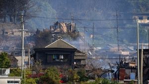 Εξαγριωμένη πυρκαγιά στην Ιαπωνία προκαλεί εκκενώσεις και ζημιές σε 170 ακίνητα