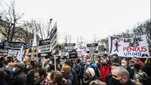 Παρίσι: Χιλιάδες διαδηλωτές στους δρόμους για να ζητήσουν άνοιγμα ξενοδοχείων και εστιατορίων