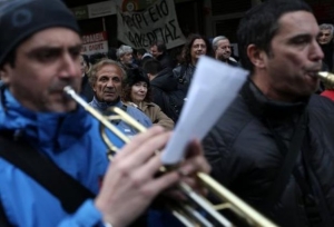 Διαμαρτυρία επιστημονικών φορέων μετά μουσικής στο υπουργείο Εργασίας