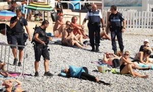 Οργή για το κυνήγι του μπουρκίνι από αστυνομικούς σε παραλία της Νίκαιας