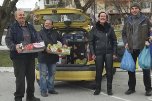 Παραλαβή και διανομή τροφίμων στους τρίτεκνους Πολυκάστρου