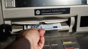 Θεσσαλονίκη: Έβαλαν φωτιά σε ΑΤΜ – Την έσβησε αστυνομικός με πυροσβεστήρα