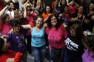 Ημέρα γιορτής και δικαίωσης για τις καθαρίστριες του ΥΠΟΙΚ