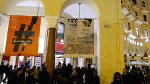 Ανακαλύπτοντας τη σύνθεση επιστήμης και τέχνης στο ντοκιμαντέρ «Drinking Brecht: An Automated Laboratory Performance» του 66ου Φεστιβάλ Κινηματογράφου Θεσσαλονίκης