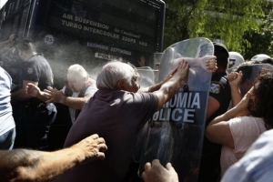 Πυρά από την αντιπολίτευση για τα χημικά σε συνταξιούχους