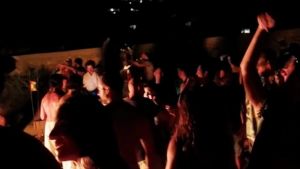 Έξαλλο Πάρτι κατά του κορωνοϊού στη Μύκονο: Φωτιές, συνωστισμός και επέμβαση των αρχών (vid)