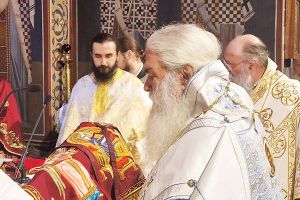 Πολλαπλές ανθομολογήσεις σε χειροτονία ιερέως από τον Άγιο Πέτρο