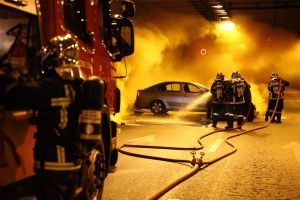 Θεσσαλονίκη: Εμπρησμός η φωτιά σε πυλωτή στην Καλαμαριά – Συνελήφθη μία 55χρονη