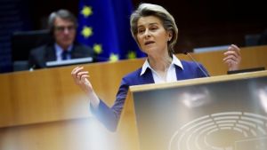 Φον ντερ Λάιεν: Οι παρασκευαστές εμβολίων “πρέπει να τιμήσουν τις υποχρεώσεις τους”