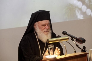 Δώρα στα παιδιά από τον Αρχιεπίσκοπο Ιερώνυμο