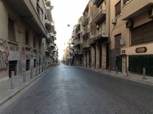 Καθαρισμός των πεζοδρομίων σε όλο το μήκος της οδού Σόλωνος