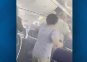 Πανικός σε αεροσκάφος της Southwest Airlines: Η καμπίνα γέμισε καπνούς – Χρήση τσουλήθρων έκτακτης ανάγκης (ΒΙΝΤΕΟ)